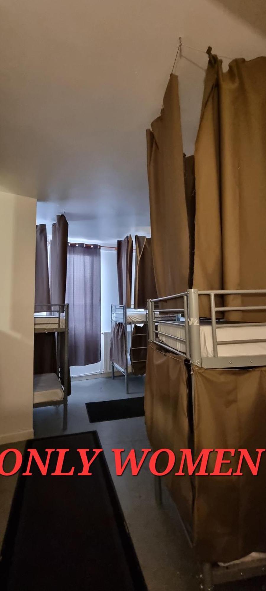 Lit Simple dans Dortoir pour Femmes